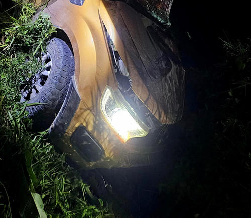 Tras el ataque el conductor perdió el control y estrellaron el vehículo. (Foto: Nuestro Diario)