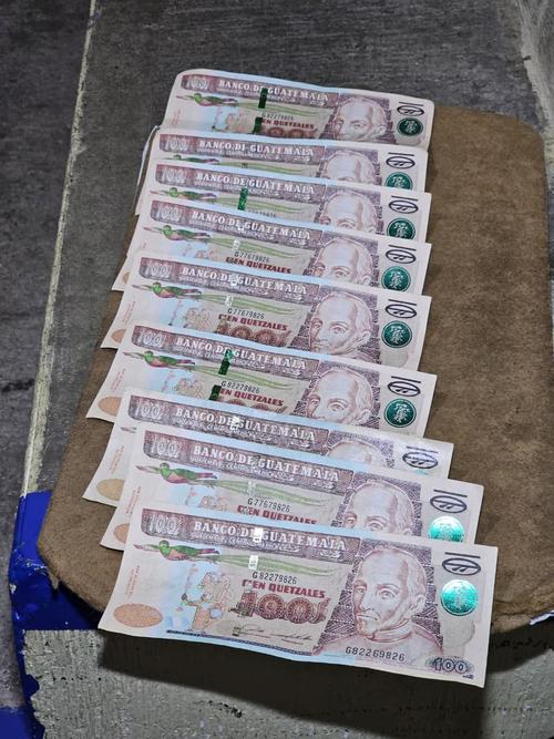 Un total de nueve billetes falsos se les incautó a los detenidos. (Foto: PNC)