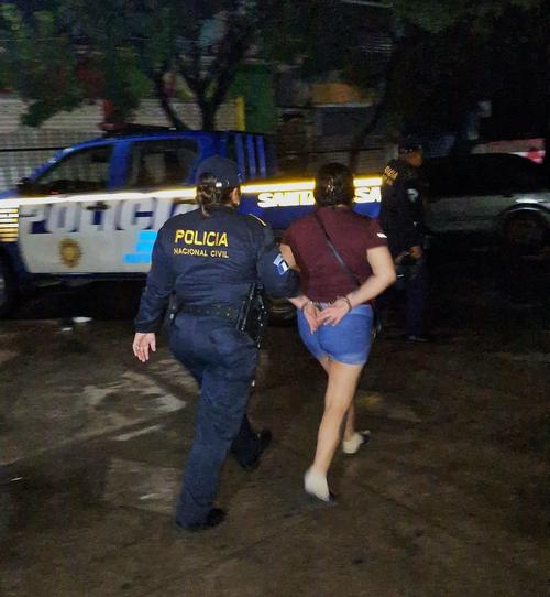 Entre los apresados se encuentra una mujer. (Foto: PNC)