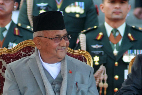 El primer ministro de Nepal, K.P. Sharma Oli, dimitió un día después de una de las represiones más mortíferas contra manifestantes en años que dejó al menos 19 muertos. (Foto de Bikash Karki/AFP)