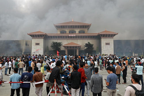 Manifestantes se congregaron frente al edificio del parlamento en Katmandú. (Foto de Anup Ojha/AFP)