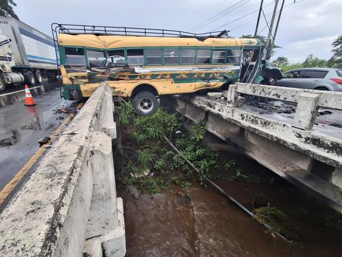 El bus quedó colgando en el puente sobre un río. (Foto: Bomberos Voluntarios)