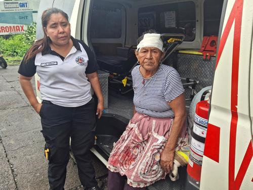 Dora Carmelina tuvo que ser trasladada a un centro asistencial. (Foto: Bomberos Voluntarios)