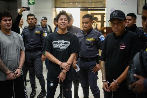 Presuntos pandilleros que fueron trasladados a la audiencia debido al segundo ataque contra fiscal Miriam Reguero. (Foto: Wilder López/Soy502)