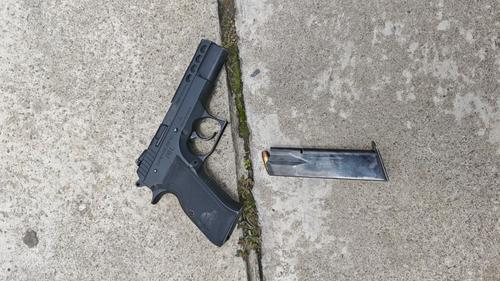 Supuestamente, con una pistola llegó el papá a amenazar a los empleados. (Foto: PNC)