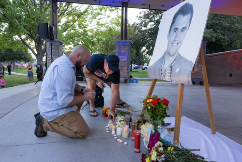 Homenaje durante una vigilia con velas en honor al joven activista e influencer Charlie Kirk en un monumento improvisado en el Parque del Centro de la Ciudad de Orem, Utah. (Foto: AFP)