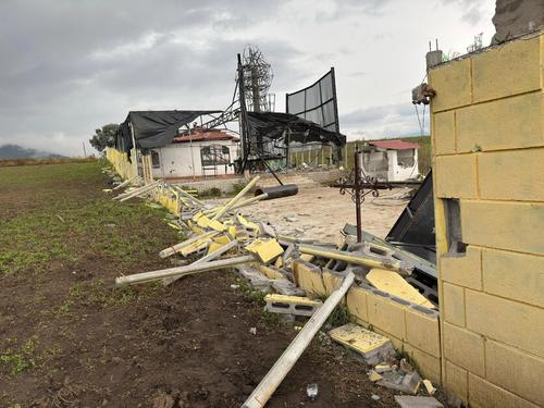 Vecinos demolieron el templo de la Santa Muerte en Cantel tras una orden de la comuna. El MP investiga a los responsables del hecho. (Foto: tomada de SalvadorMendiGT/AztecaNoticiasGT)