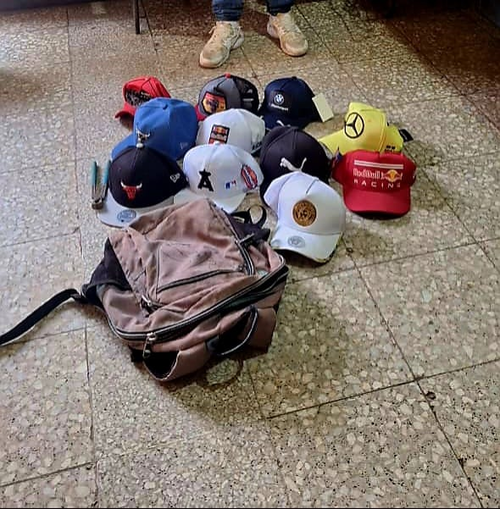 El apresado al ser alcanzado por los policías, se le incautaron objetos que presuntamente saqueó del local comercial. (Foto: PNC)