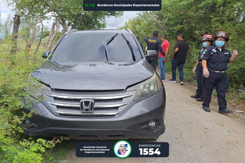 El cuerpo fue localizado en el interior de un vehículo y presentaba señales de violencia. (Foto: Asonbomd)