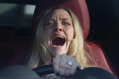 Millie busca escapar de su pasado, pero pronto descubrirá que su nuevo hogar es más peligroso de lo que parece. (Foto: X)