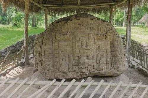 Los glifos tallados en piedra narran alianzas, guerras y ceremonias del pasado maya. (Foto: cortesía UNESCO)