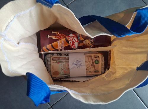 El extorsionista fue capturado cuando pretendía recoger un paquete con el dinero. (Foto: PNC)