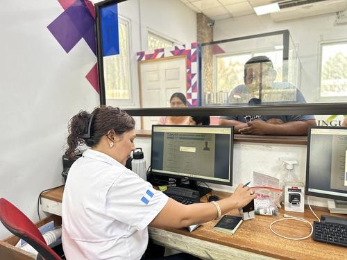 Cerca de 6 mil melchorenses atraviesan a diario la frontera para ir a sus labores. (Foto: Roberto Morales/Colaborador)