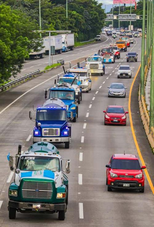 Los camiones llegaron con rapidez al coordinar la llegada inmediata del agua a la capital salvadoreña.
