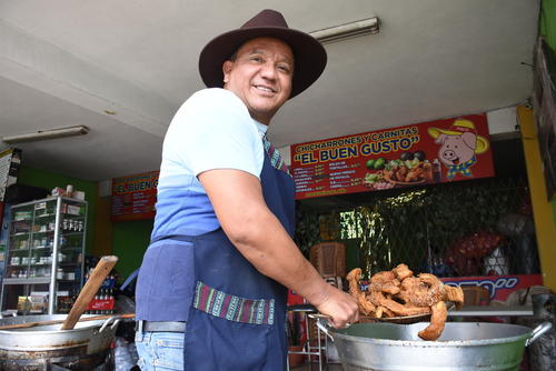 Atender con una sonrisa es lo más importante para conservar la clientela, asegura el emprendedor. (Foto: Erick Colop/Colaborador)