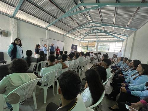 Jóvenes atienden charlas sobre las opciones académicas. (Foto: cortesía SEGEPLAN)