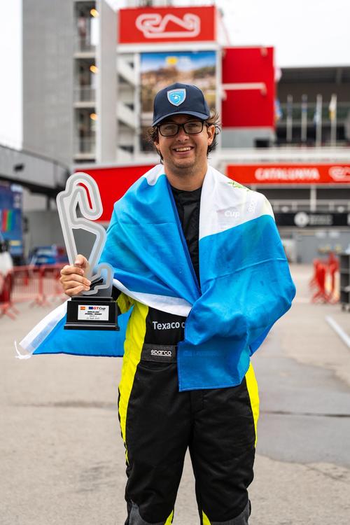 Ian Rodríguez posa con el título obtenido en Barcelona y con la bandera de Guatemala. (Foto: Nuestro Diario)