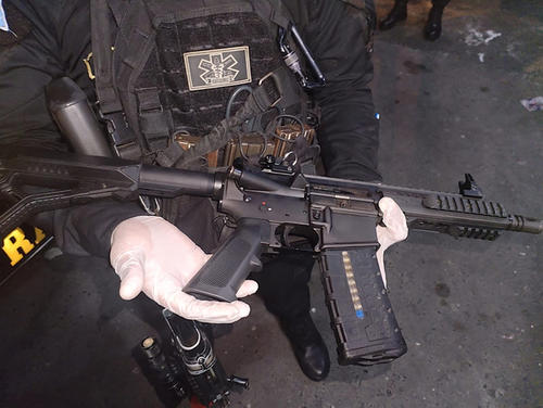 El capturado intentó ocultar bajo la chumpa el arma de alto calibre. (Foto: Jorge Sente/Nuestro Diario)