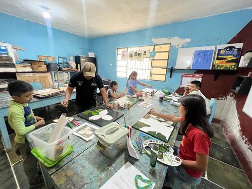 Los niños de 8 a 11 años deben presentar copia de su partida de nacimiento y la copia del DPI de su padre o encargado para inscribirse. (Foto: cortesía FB Escuela Alfredo Gálvez Suárez)