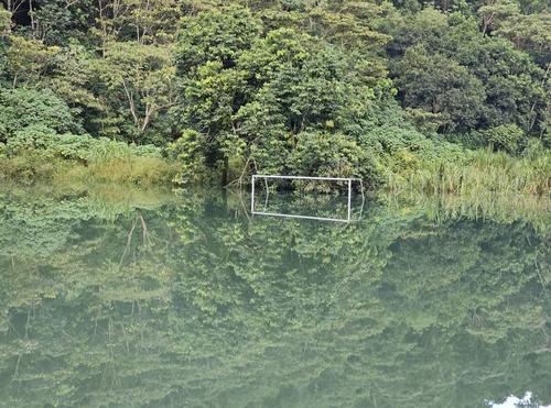 El agua cubre más de la mitad de los postes de las porterías. (Foto: Redes Sociales/Ramón de Jesús)