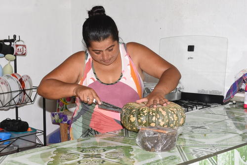 Doña Julissa García lleva 24 años preparando el ayote en dulce en su hogar. (Foto: Wilder López/Colaborador)