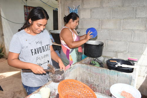 Ya partido por pedazos el ayote lo empieza a lavar. (Foto: Wilder López/Colaborador)