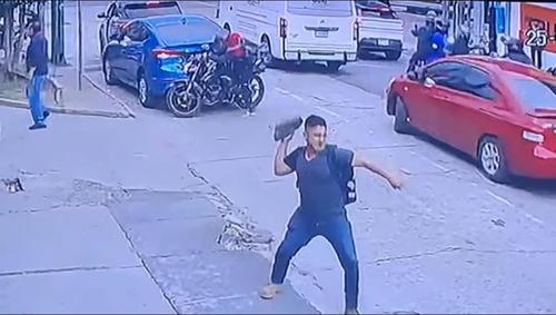 En redes sociales elogian la intervención de este hombre al intentar detener al conductor. (Imagen: captura de pantalla)