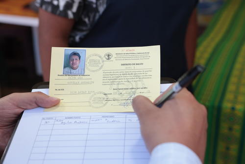 Se tramita en el centro de salud y es necesario recibir una charla antes de obtenerlo. (Foto: cortesía MSPAS)