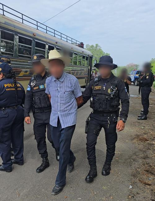 El hombre viajaba como pasajero cuando fue aprehendido por las autoridades. (Foto: PNC)