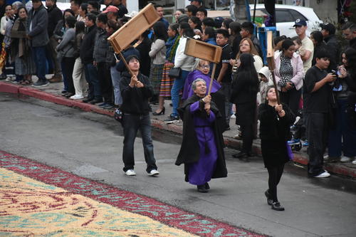 Las matracas anunciaron el paso del cortejo. (Foto: Bernardo Montúfar/Colaborador)