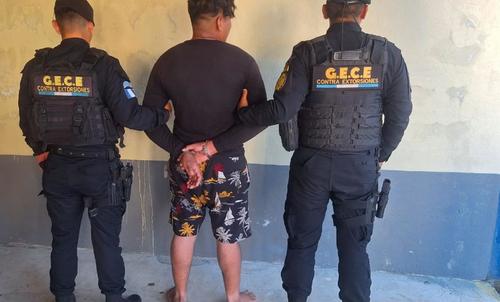 Tras la agresión, los policías lo capturaron dentro del mar. (Foto: PNC)