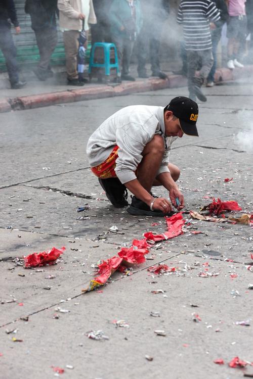 Cohetes acompañaron la celebración, mostrando la emoción y alegría de los fieles. (Foto: Óscar Rivas/SOY502)