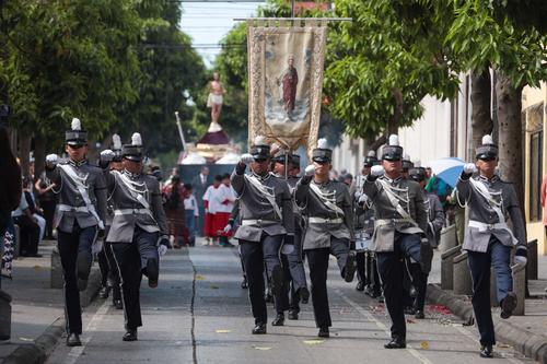 Colegio San Pablo acompaña la procesión de Jesús Resucitado de la Rectoría de Santa Catalina. (Foto: Óscar Rivas/SOY502)