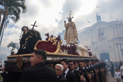 Procesión de Jesús Resucitado de Santo Domingo regreso al templo a las 11:30 horas. (Foto: Óscar Rivas/SOY502)