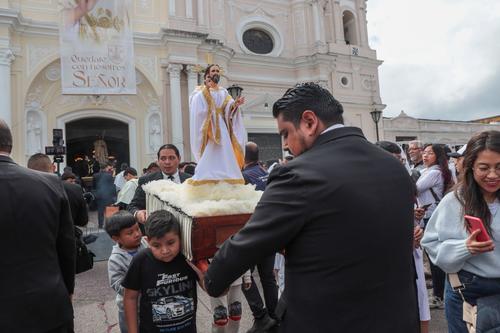 La replica de la consagrada imagen de Santo Domingo fue cargada con fervor por los más pequeños. (Foto: Óscar Rivas/SOY502)