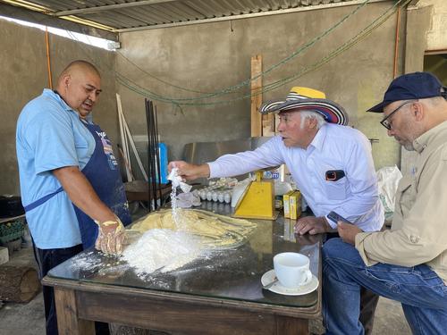 Adolfo Santos (izquierda) representa a la tercera generación a cargo del producto. (Foto: Carlos Sotz/Colaborador)