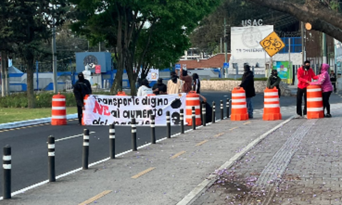 Manifestantes con capuchas se identifican como parte de la comisión de "Orden". (Foto: Fredy Hernández/Soy502)