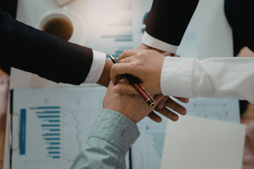 El pilar para atraer capital extranjero es la transparencia absoluta en las licitaciones competitivas. (Foto: Canva/Soy502)