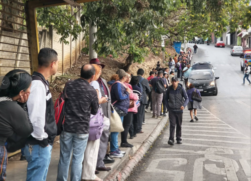 Decenas de personas tienen dificultad para encontrar transportes este lunes. (Foto: Redes Sociales)