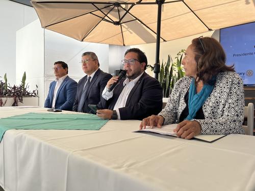 Representantes de Rotary International y La Fe en Práctica explican la importancia de la prevención del cáncer de cérvix. (Foto: Sandra Sebastián/Colaboradora)