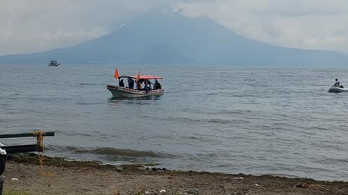 En lanchas rastrean los rescatistas el lago Atitlán. (Foto: Alfonso Guárquez/Colaborador)