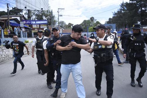Los estudiantes habían entregado a las fuerzas de seguridad a uno de los presuntos responsables de la toma de la USAC. (Foto: Edgar Pocón/Colaborador)
