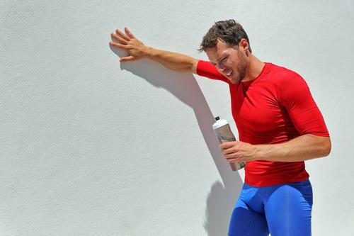 Detén tu rutina de ejercicio si te sientes agitado o mareado. (Foto: Shutterstock)