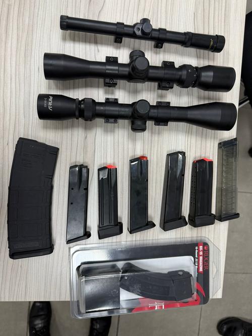 Entre las incautaciones se encuentran ocho cargadores y tres miras telescópicas. (Foto: PNC)