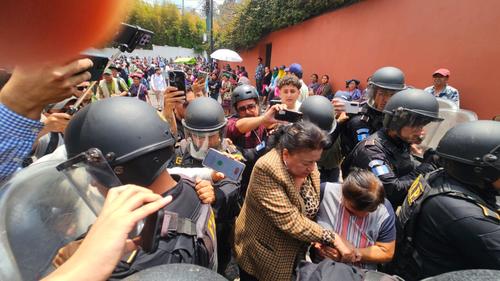 La juez de trabajo de Sacatepéquez sale de la diligencia de exhibición personal a favor de cinco estudiantes electores que denunciaron estar retenidos en el centro de votación. (Foto: Estuardo Paredes/Soy502)