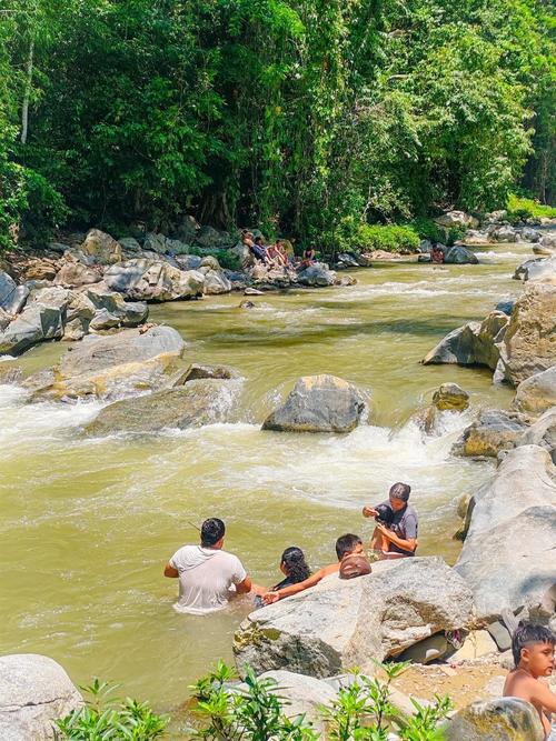 Familias de la localidad y vecinas acuden a darse un chapuzón. (Foto: Carlos Monroy/Colaborador)