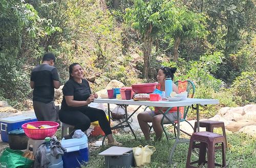 Familias llevan sus alimentos para tener un picnic o disfrutar de una tarde alegre. (Foto: Carlos Monroy/Colaborador)