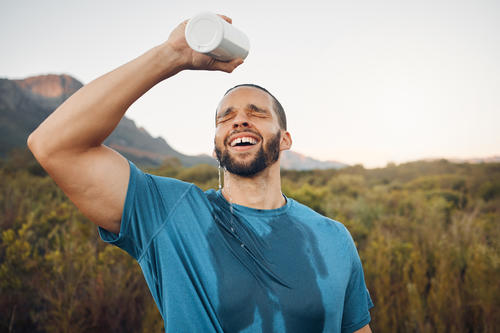 Si sientes demasiado calor, busca la forma de refrescar tu cuerpo, con paños mojados o directamente con agua. (Foto: Shutterstock)