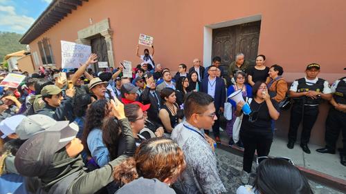 Estudiantes y organizaciones civiles protestan afuera de un hotel en Antigua Guatemala en donde se realizó la reelección de Walter Mazariegos como rector de la Usac. (Foto: Estuardo Paredes / Colaborador)