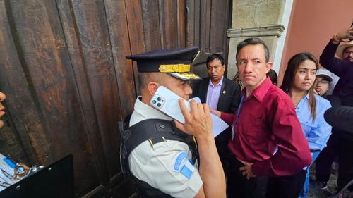 En las afueras del hotel, esperan autoriación para dejar ingresar a una jueza que realizará una exhibición personal. (Foto: Estuardo Paredes / Colaborador)